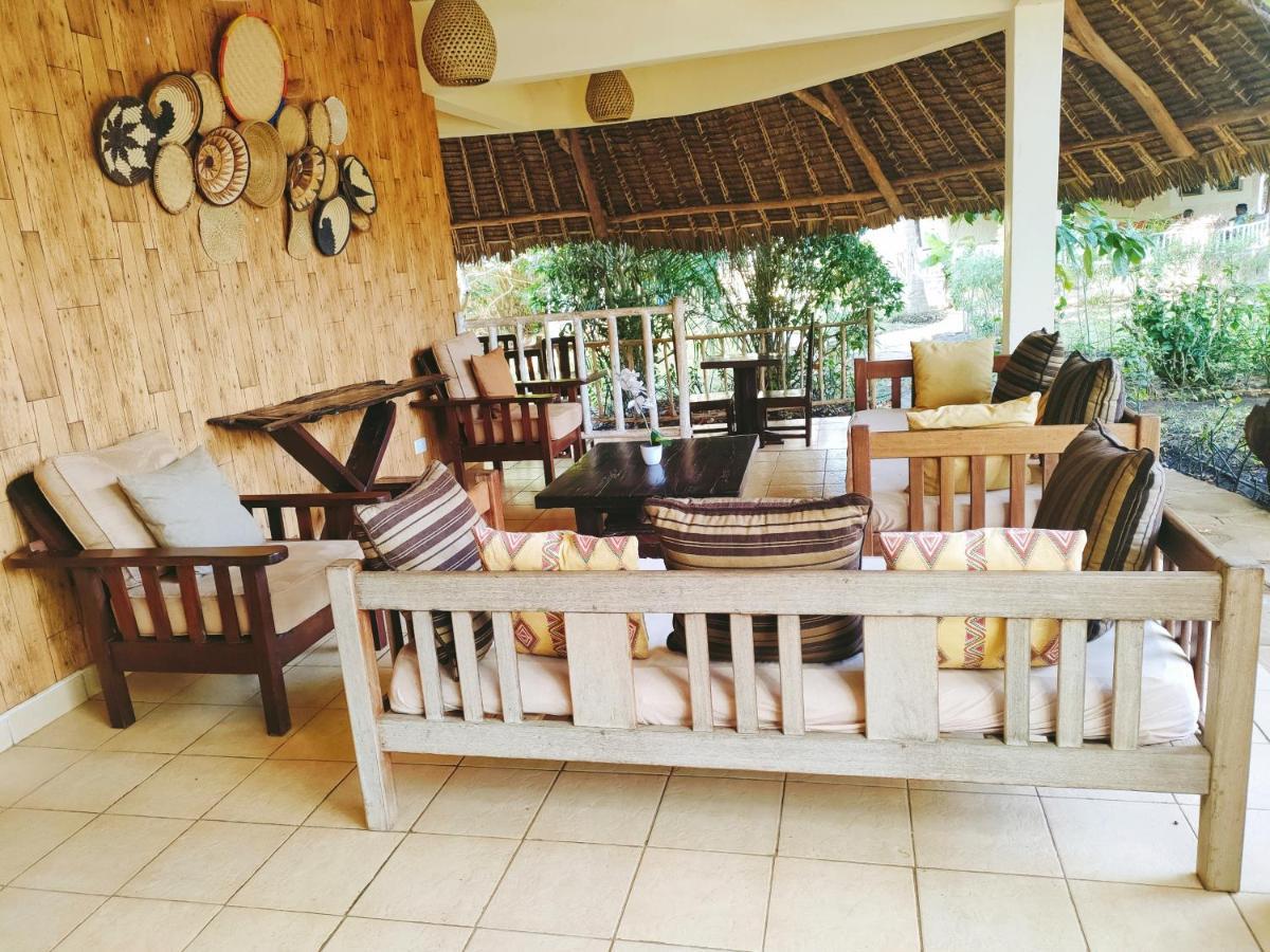 Bed and Breakfast Upani In Diani à Diani Beach Extérieur photo